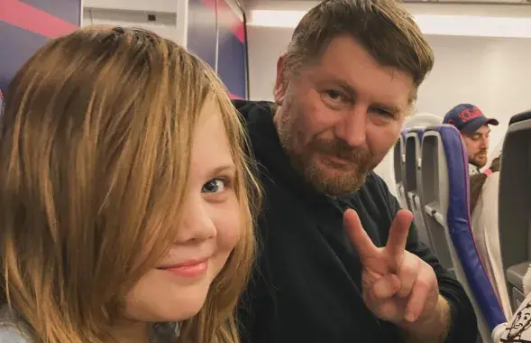 Андрей Мелешко с дочерью в самолете
