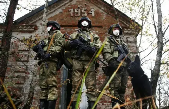 Белорусские пограничники в зоне отчуждения

