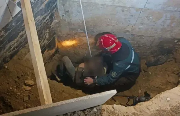 Супрацоўнікі МНС адкапалі пацярпелага

