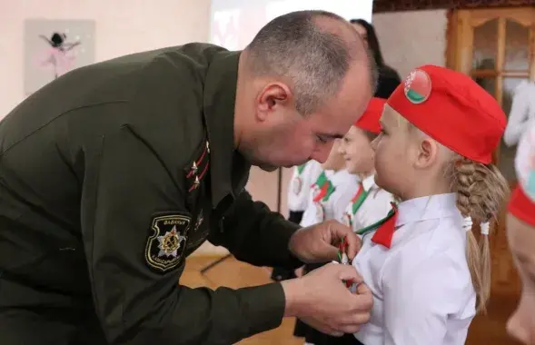Военный комиссар и дети
