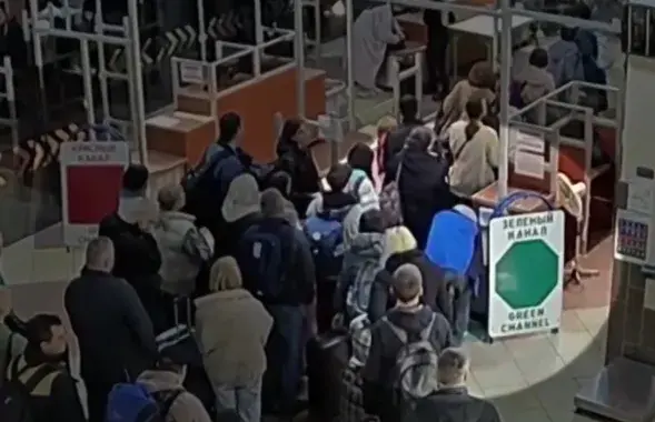 Украинец на таможенном контроле выбросил пакет с гашишем
