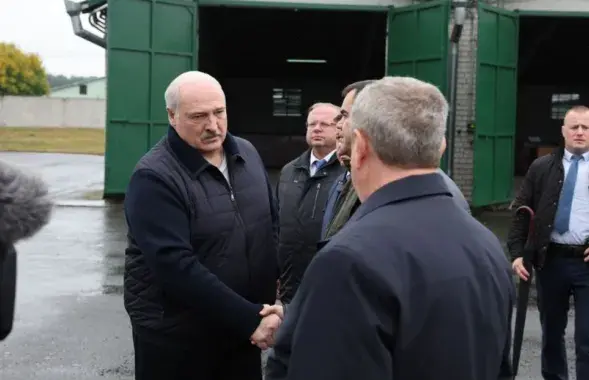 Александр Лукашенко во время поездки в Пинский район
