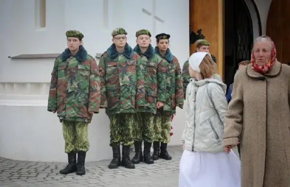Члены военно-патриотического клуба стояли у входа в храм

