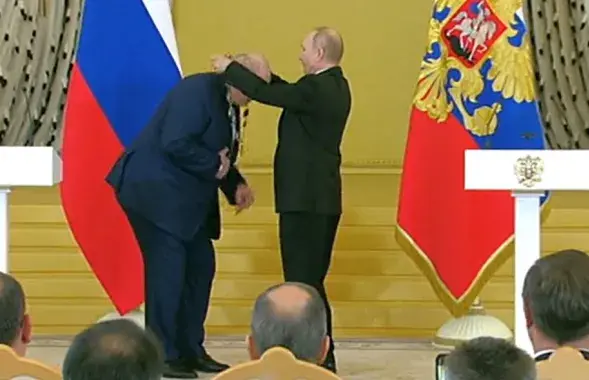 Александр Лукашенко в Кремле наклонился сам
