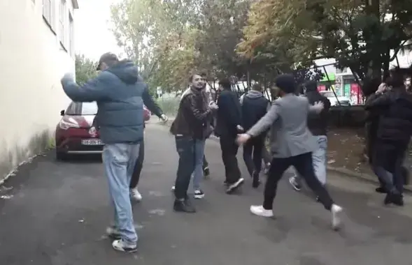 Бойка каля ўчастка для галасавання
