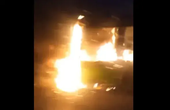 Агонь ахапіў увесь аўтобус
