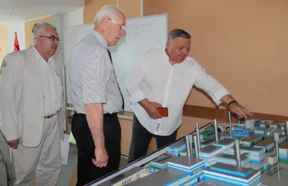 Игорь Батян (справа) возле макета предприятия
