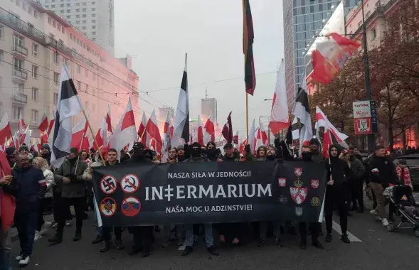 Белорусская колонна на Марше независимости в Варшаве
