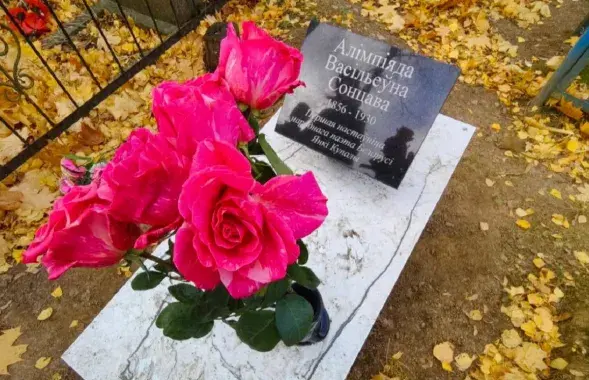 Памятник на могиле Олимпиады Солнцевой
