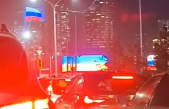 Украінскі сцяг на вялізным экране ў Астане
