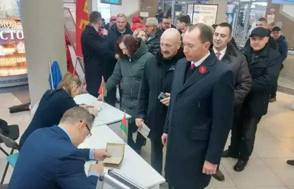 Сыранков подписывается за выдвижение Лукашенко на "выборах"
