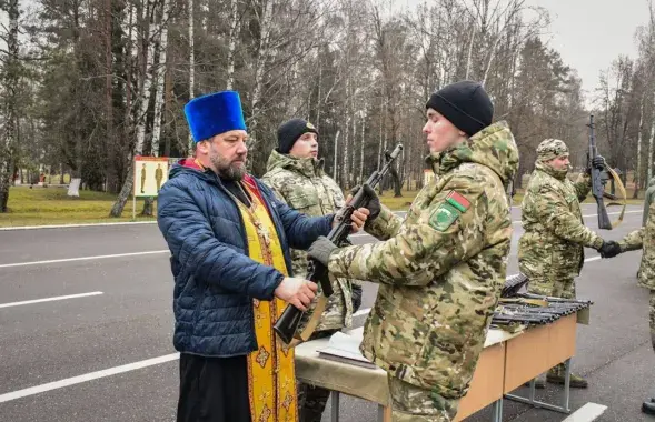Аўтамат з рук праваслаўнага святара
