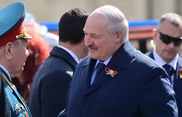 Алексей Ляшкевич (справа) с георгиевской лентой. Москва, 9 мая 2023-го

