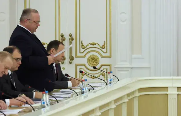 Уладзімір Гусакоў (злева) падрыхтаваўся да выступу Васіля Герасімава
