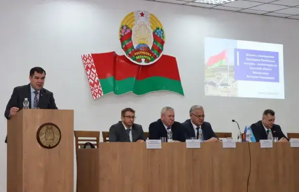 Выступает Валерий Вакульчик
