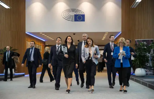 Светлана Тихановская, Павел Латушко, Роберта Метсола в Европарламенте
