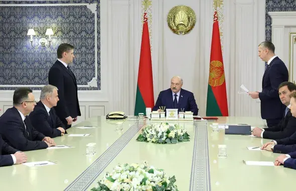 Ужо былога міністра Багданава (стаіць злева) Лукашэнка адправіў у Казахстан
