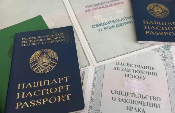 Белорусам за рубежом становится все труднее получать документы РБ
