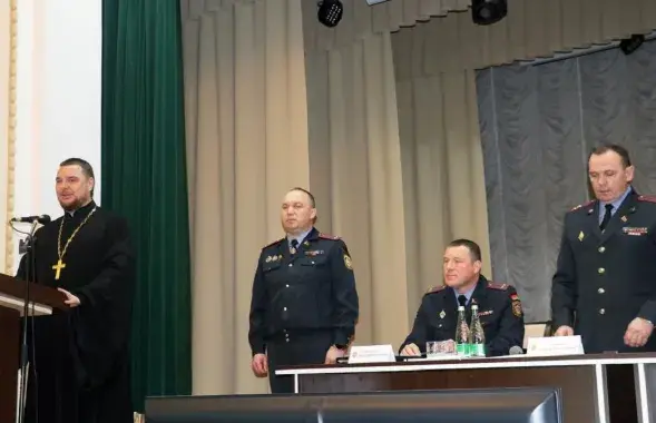 Праваслаўны святар і міліцыянты
