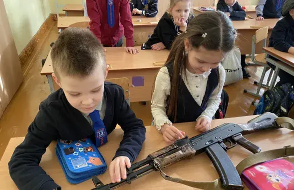 Школьнікі з аўтаматам, ілюстрацыйнае фота
