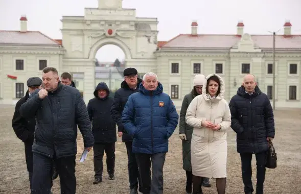 Пётр Пархомчык (у цэнтры) у Ружанскім палацы Сапегаў
