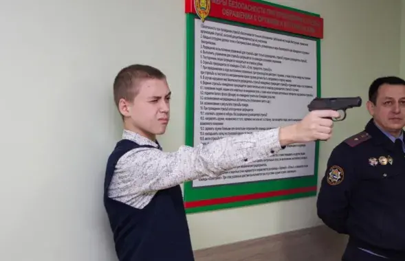 Міліцыянты цяпер часта раздаюць дзецям зброю
