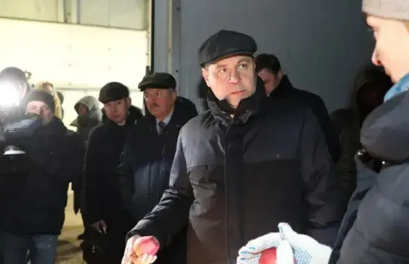 Премьер Роман Головченко и яблоки
