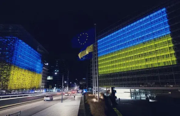 Цвета Украины на здании Еврокомиссии
