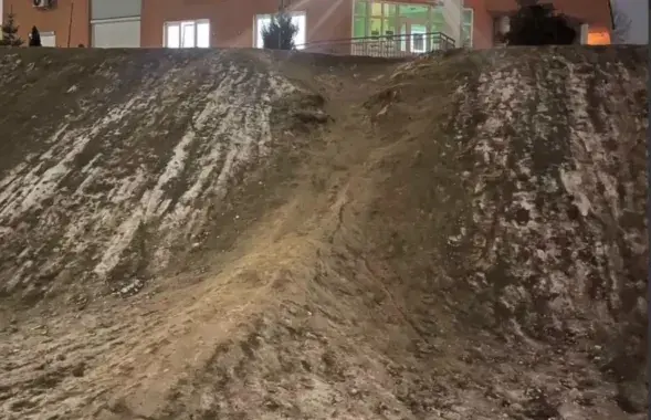 Необорудованная горка в Гродно, с которой катаются дети
