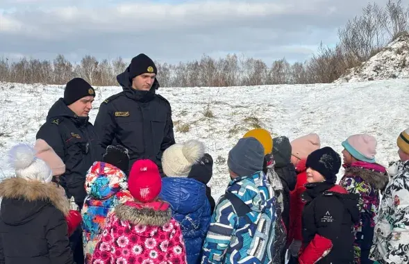 Міліцыянты вучылі дзяцей катацца з горак
