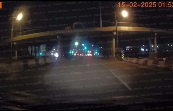 На машину в Минске упал кусок бетона с моста
