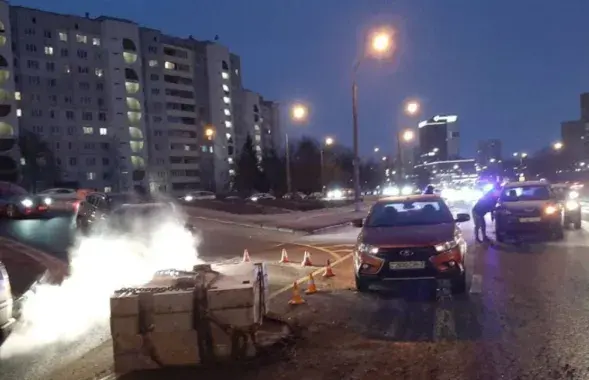 На дарогу ў Мінску зваліліся бетонныя пліты
