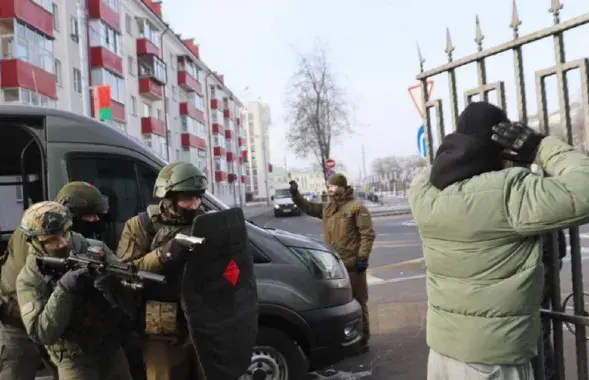 Трэніроўка сілавікоў каля стадыёна
