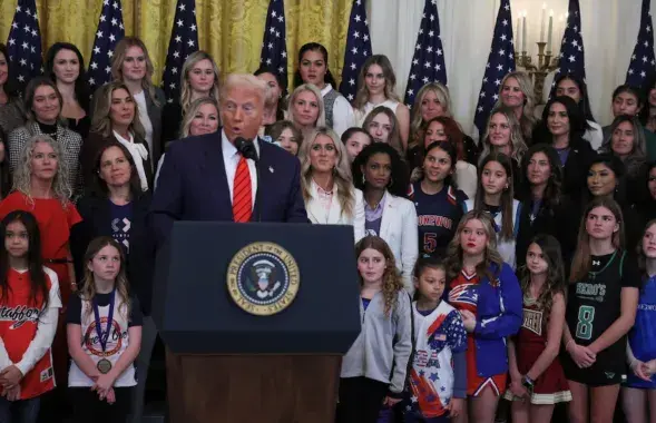 Дональд Трамп перед подписанием указа
