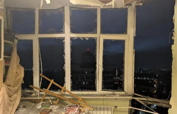 У кватэры, у якую трапілі абломкі беспілотніка
