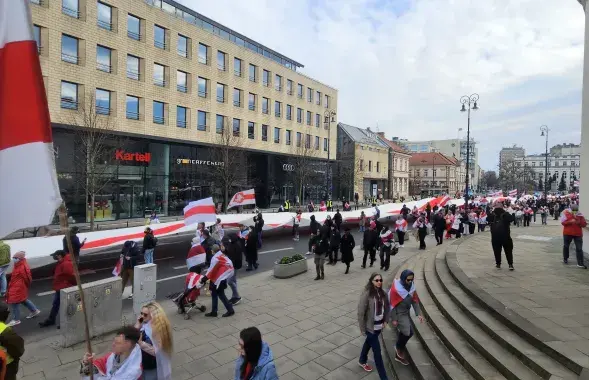 БЧБ-сцяг на Дзень Волі ў Варшаве
