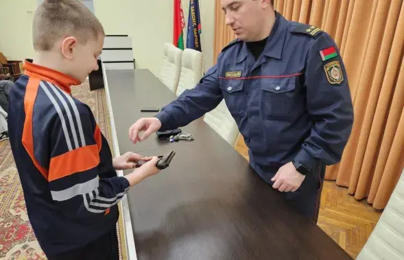 Белорусские милиционеры все чаще дают оружие детям
