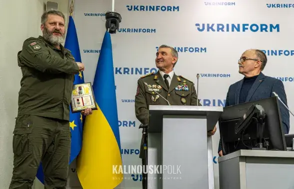 Каліноўцаў узнагародзілі Сталёвым крыжам "За вашу і нашу свабоду"
