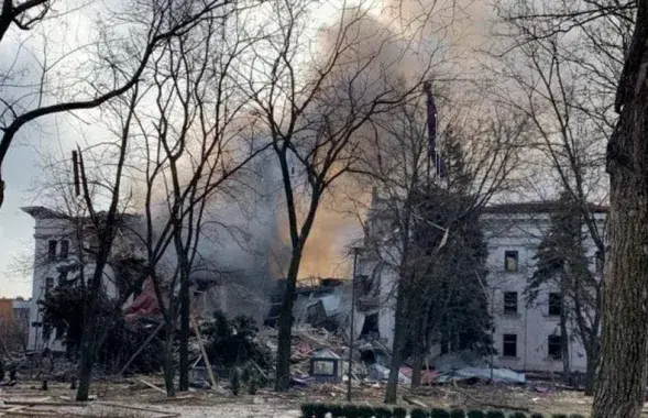 Марыупальскі драмтэатр пасля расійскай атакі

