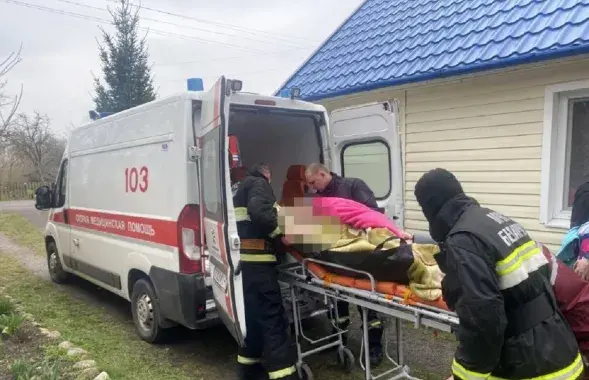 Пострадавшую передали медикам
