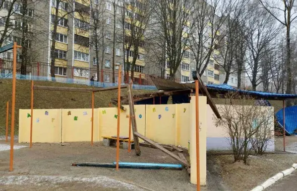 Вецер пашкодзіў пляцоўку ў дзіцячым садку ў Мінску
