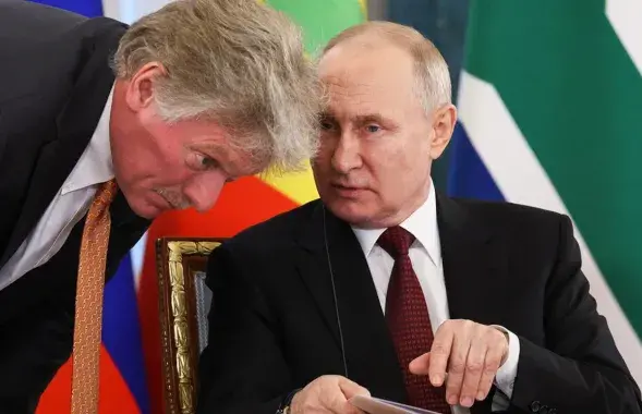 Пресс-секретарь Дмитрий Песков и президент России Владимир Путин
