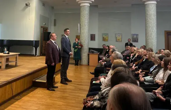 Руслан Чернецкий представляет Сергея Пукиту коллективу филармонии
