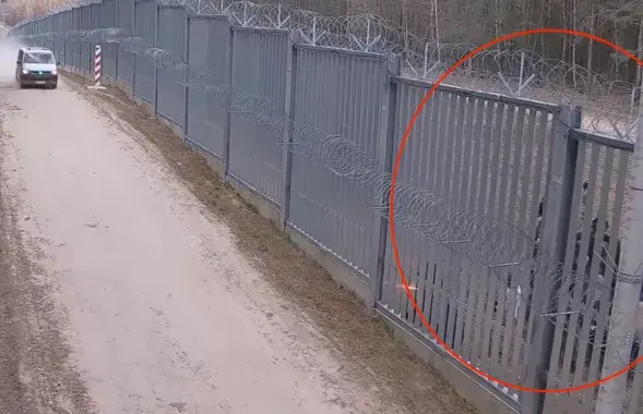 У прасветы ў плоце відаць чалавека ў форме хакі
