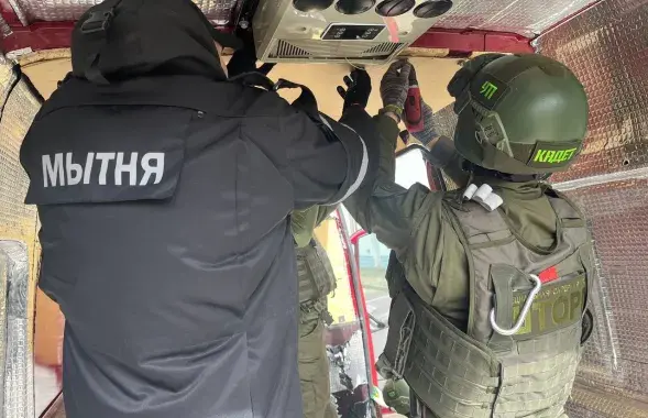 Беларускія службы дэманструюць, як знайшлі выбухоўку
