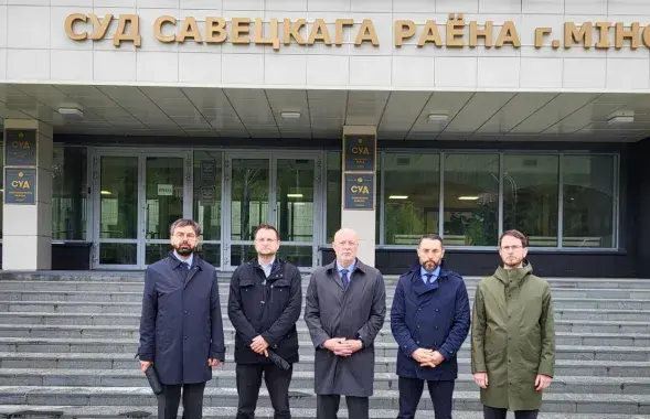 Дипломаты возле суда, где происходит процесс над Ниной Багинской
