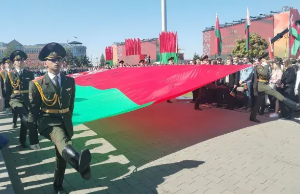 Шествие в честь государственного праздника — Дня государственных символов Беларуси

