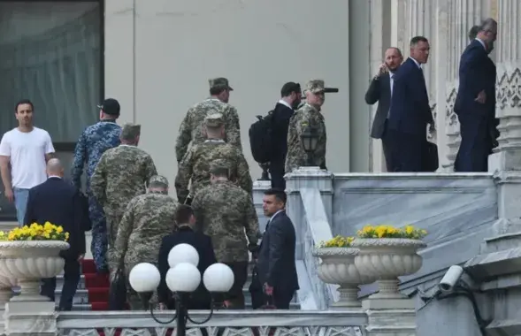 Украинская делегация перед переговорами в Стамбуле
