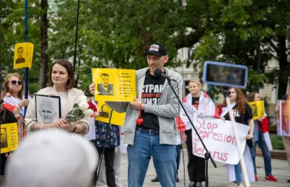 Сергей Тихановский показывает свою фотографию до заключения
