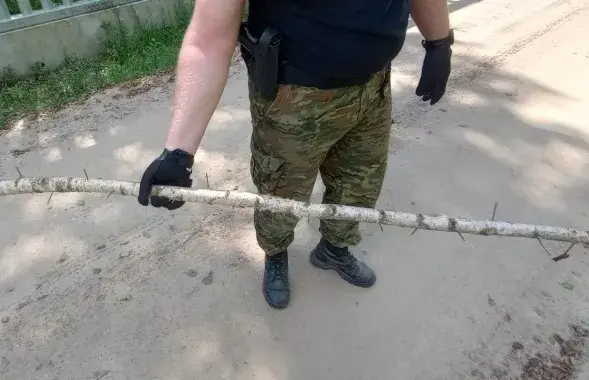 Такими кольями бросались нарушители границы в польских пограничников

